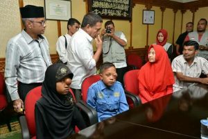 Penderita Kanker Asal Aceh Tengah bersama Gubernur Irwandi