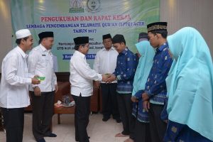 Penyerahan Bonus Kepada Juata STQ Nasional