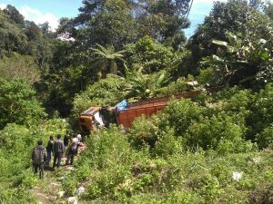 Truk Parkir di Jurang