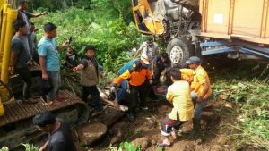 Evakuasi Korban Truk Terperosk ke Jurang di Jalan Eks PT KKA
