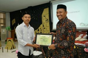 Ketua IKAT Aceh Fadhil Rahmi (Kanan)