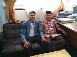 Ketua MAG Bener Meriah Drs. Bukhari (kanan)