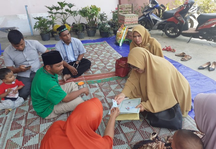 Keluarga korban musibah rumah terbakar di Kampung Pendere Saril terima pengganti dokumen kependudukan yang rusak atau hilang.