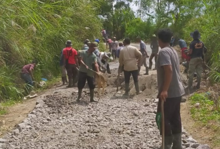Warga Sabun Perbaiki Jalan