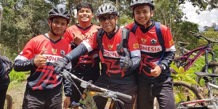 Komunitas pesepeda kota sedang melakukan gowes pagi bersama