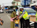 Satlantas Polres Bener Meriah Bagi Takjil Gratis