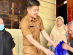 Disdukcapil Bagi Paket Lebaran
