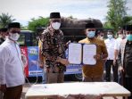 Nova Serahkan Sapi Qurban Bantuan Presiden