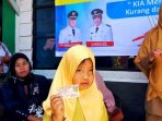 Seorang anak memperlihatkan KIA yang baru diterima dari petugas Dinas Dukcapil Aceh Tengah.
