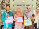 Pemberian penghargaan bagi pegawai teladan bulan Oktober Dinas Dukcapil Aceh Tengah