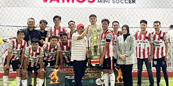 PicsArt_10-28-12.27.20 Rahmudinsyah dan ibu diana putri Amelia menyerahkan piala bergilir kepada pemenang. (foto: Vamos)