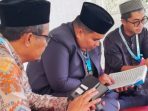 Fitra Mahliga (tengah), asal Aceh Tengah sesaat akan tampil cabang Qira'ah Murattal Dewasa Putra